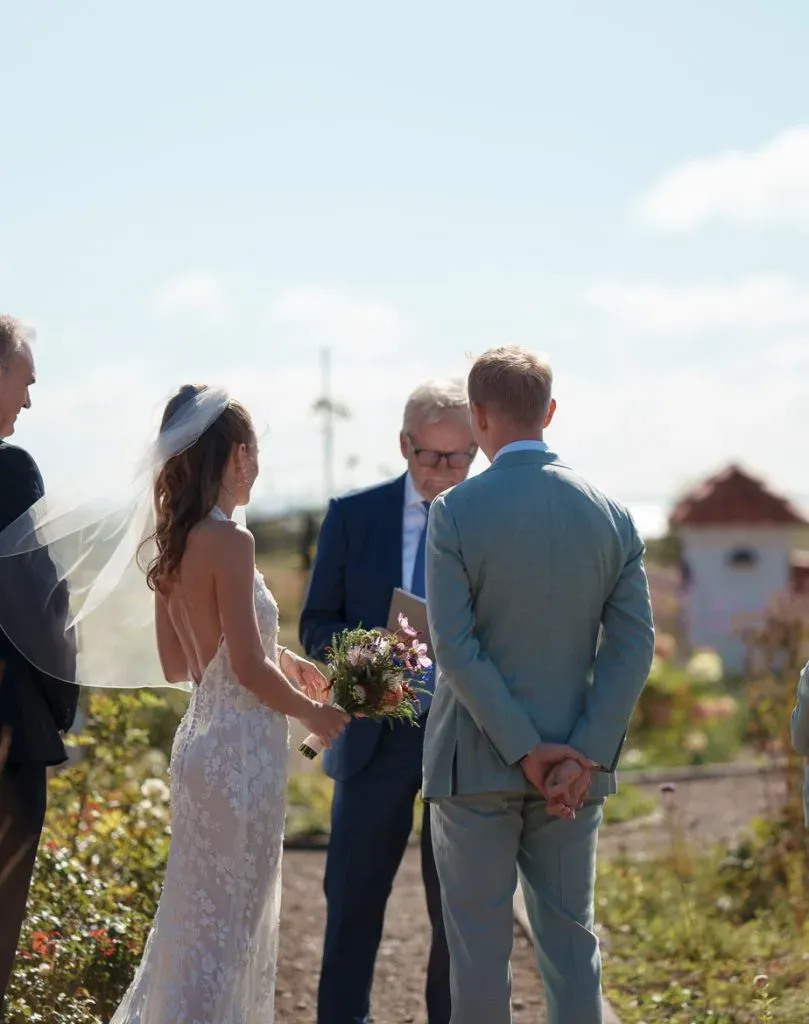 bryllup med en brud og gom som vies på vejrø, en ø uspoleret