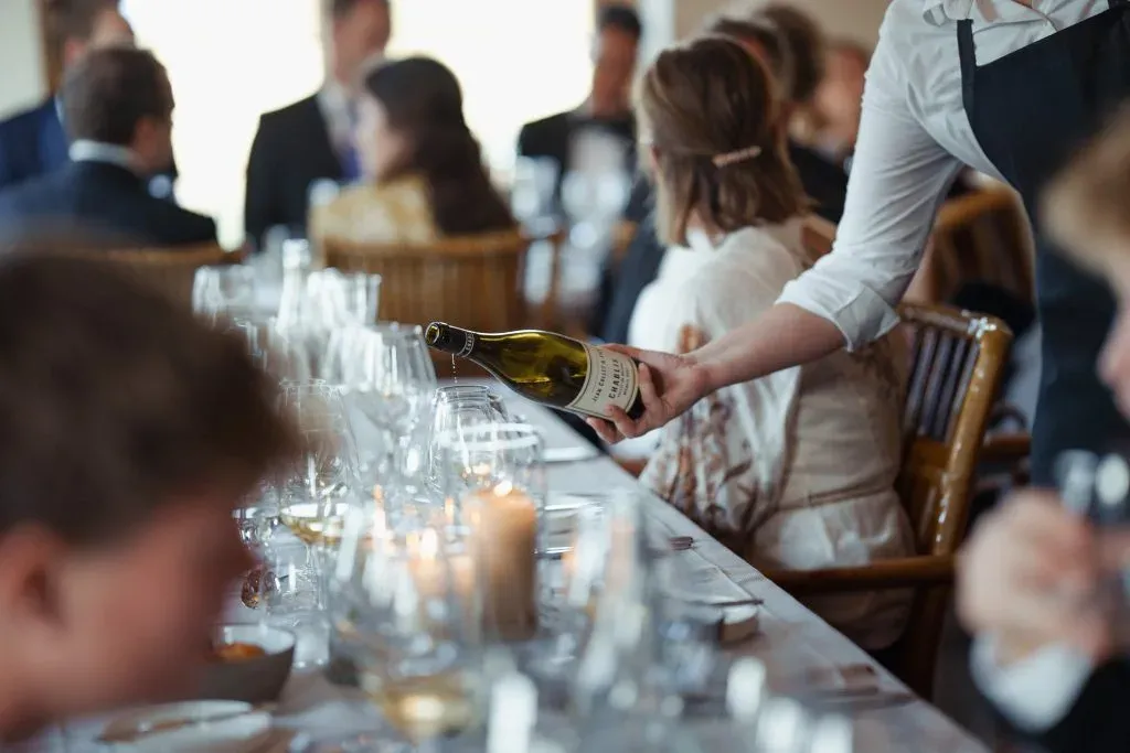 Servering af vin og champagne i glas til en fest og fødselsdag
